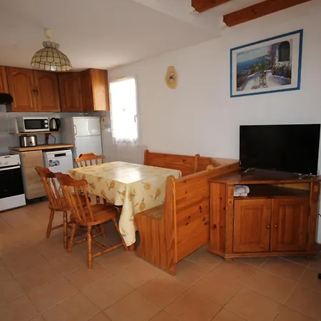 D'angle Pour 6 Personnes, 3 A L'etage, Les Marines Avec Piscine Commune, 200m De La A Lrma65b Villa