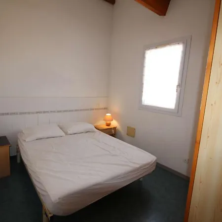 D'angle Pour 6 Personnes, 3 A L'etage, Les Marines Avec Piscine Commune, 200m De La A Lrma65b Villa